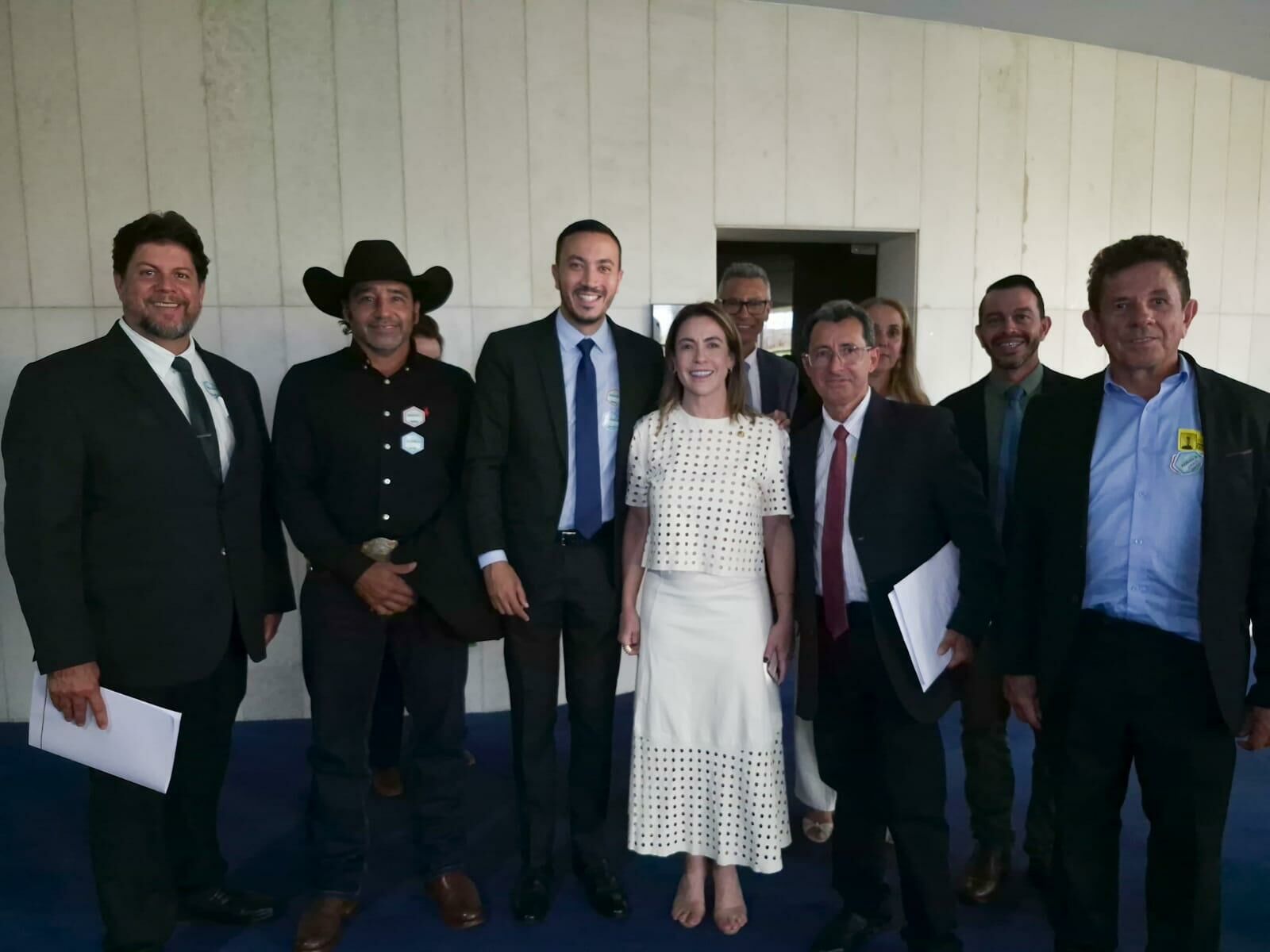 Imagem de compartilhamento para o artigo Prefeito de Pedro Gomes garante mais de R$ 4,5 milhões em recursos e dois ônibus escolares em Brasília da MS Todo dia